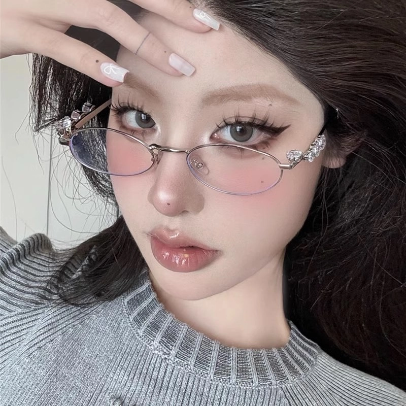 Ảnh gái xinh tóc dài đeo kính 2k4 trẻ trung và ngọt ngào đốn tim