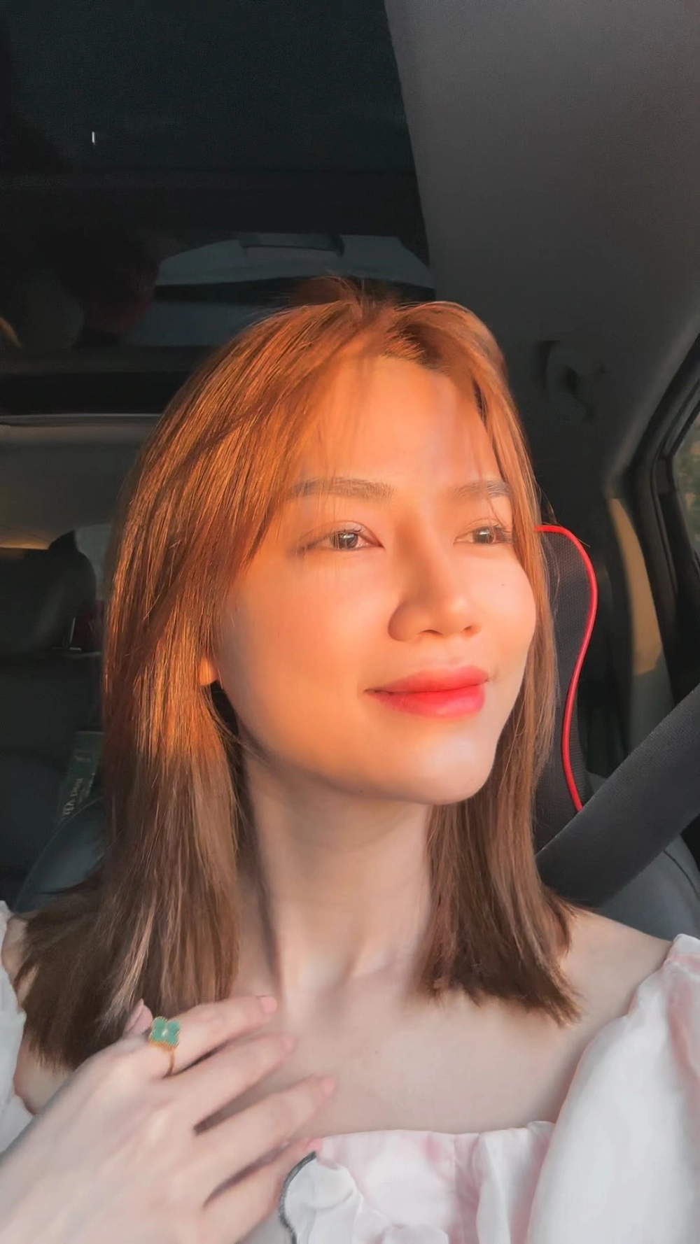 Diễn Viên Anh Đào Instagram nơi cô chia sẻ những khoảnh khắc đời thường cùng người hâm mộ