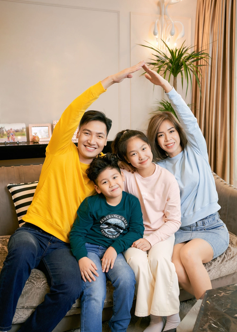 Hình ảnh diễn viên Mạnh Trường và gia đình