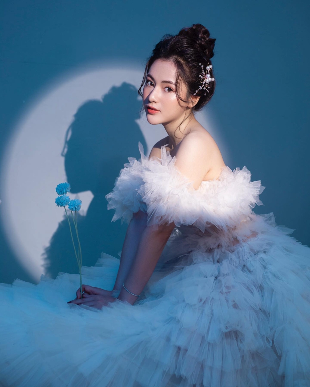 Diễn Viên Việt Hoa Instagram nơi chia sẻ khoảnh khắc đời thường và công việc