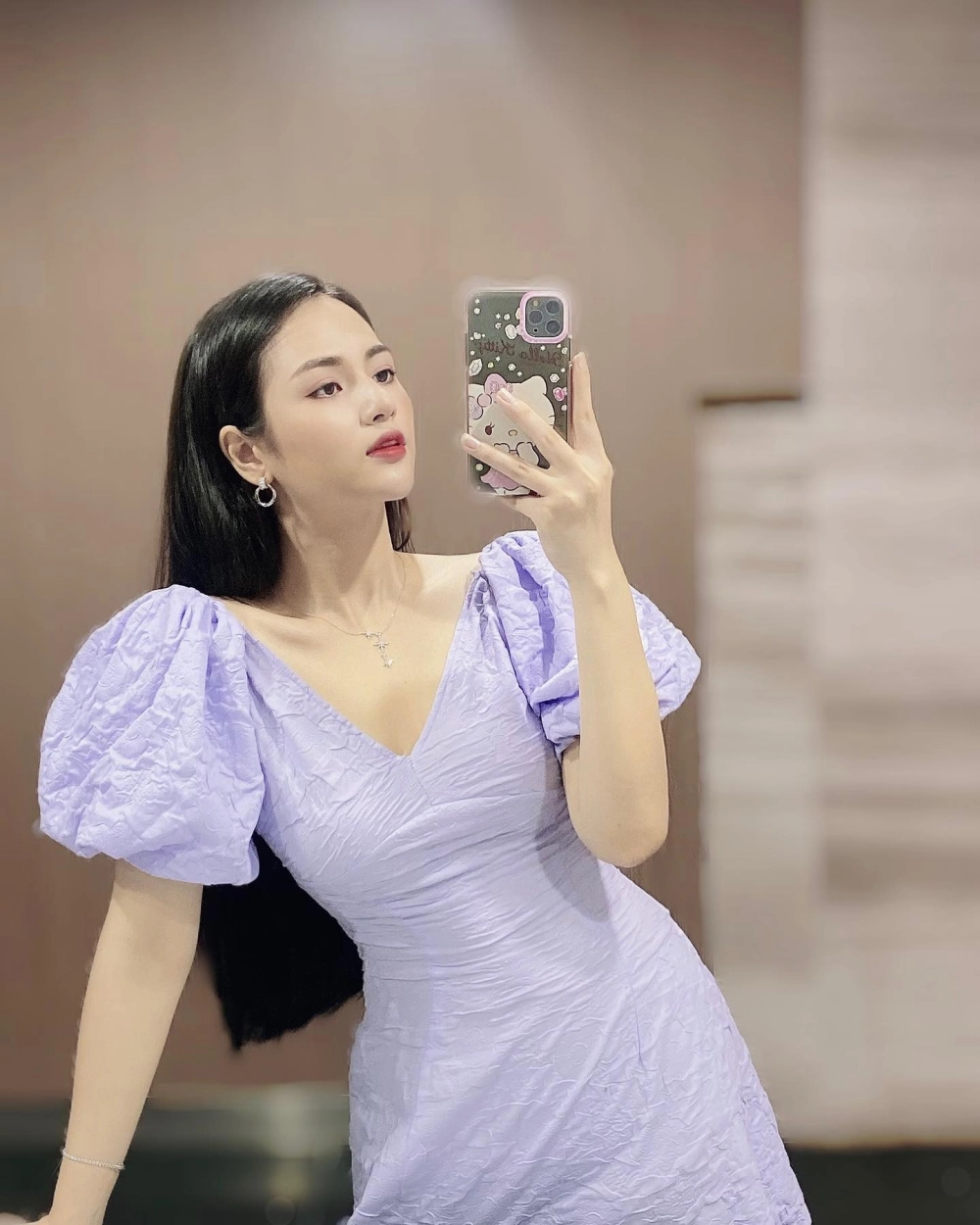 Hình Ảnh Diễn Viên Việt Hoa vẻ đẹp tự nhiên và phong cách cuốn hút