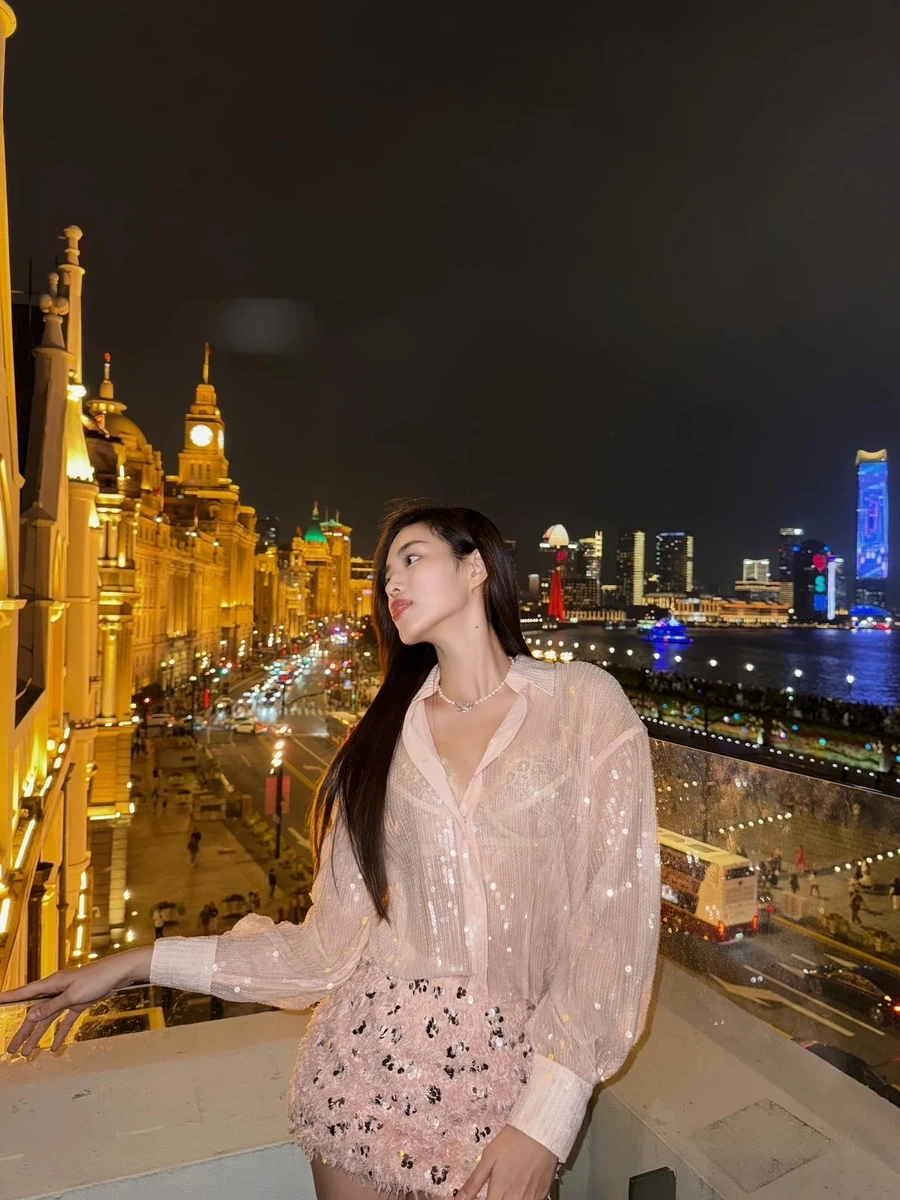 Hoa hậu Đỗ Thị Hà sexy phong cách mới lạ gây ấn tượng mạnh với khán giả