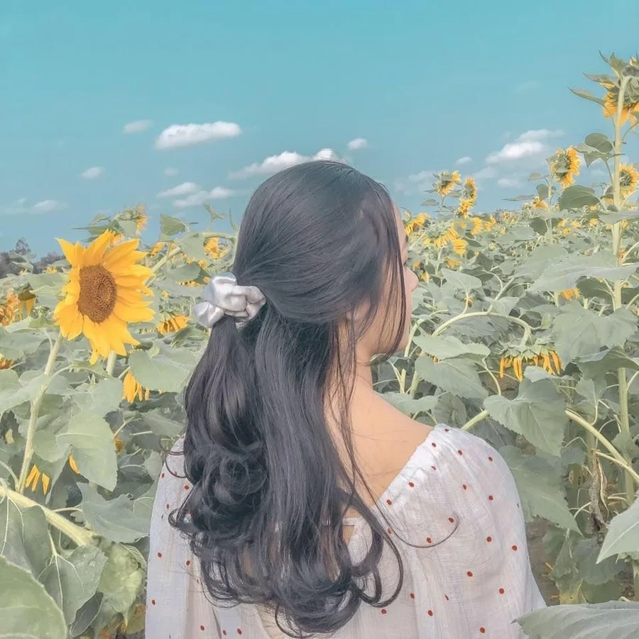 Hình gái cute che mặt đáng yêu tươi tắn cho ảnh đại diện cực chất