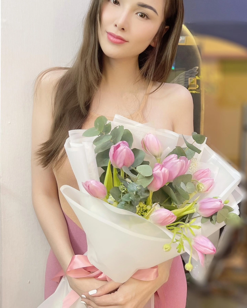 Hoa Hậu Diễm là biểu tượng sắc đẹp với hình ảnh dịu dàng và duyên dáng