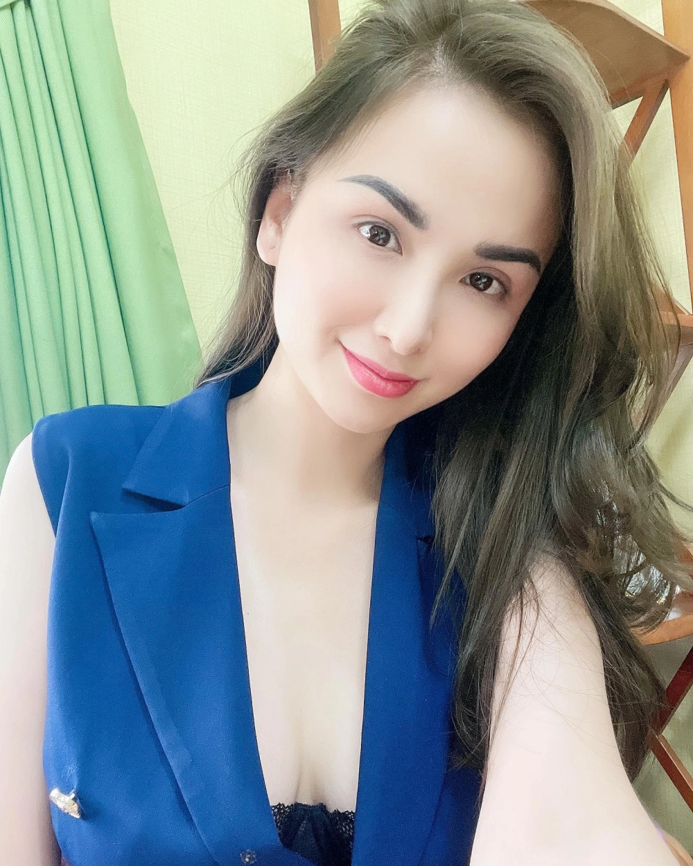 Hoa Hậu Diễm Hương sở hữu nhan sắc rạng rỡ và thần thái cuốn hút