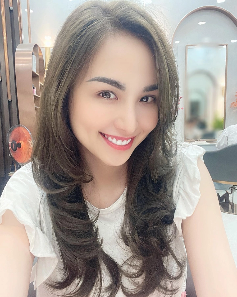 Hoa Hậu Diêm Hương nổi bật với vẻ đẹp thanh lịch và phong cách sang trọng