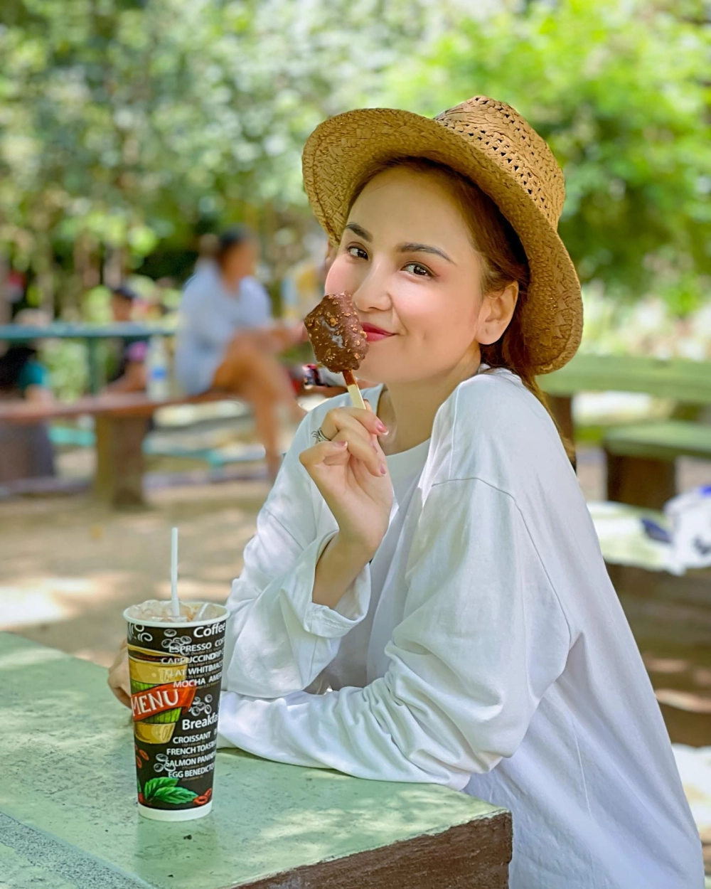 Hoa Hậu Diễm Hương Facebook cập nhật hình ảnh đời thường và hoạt động nghệ thuật