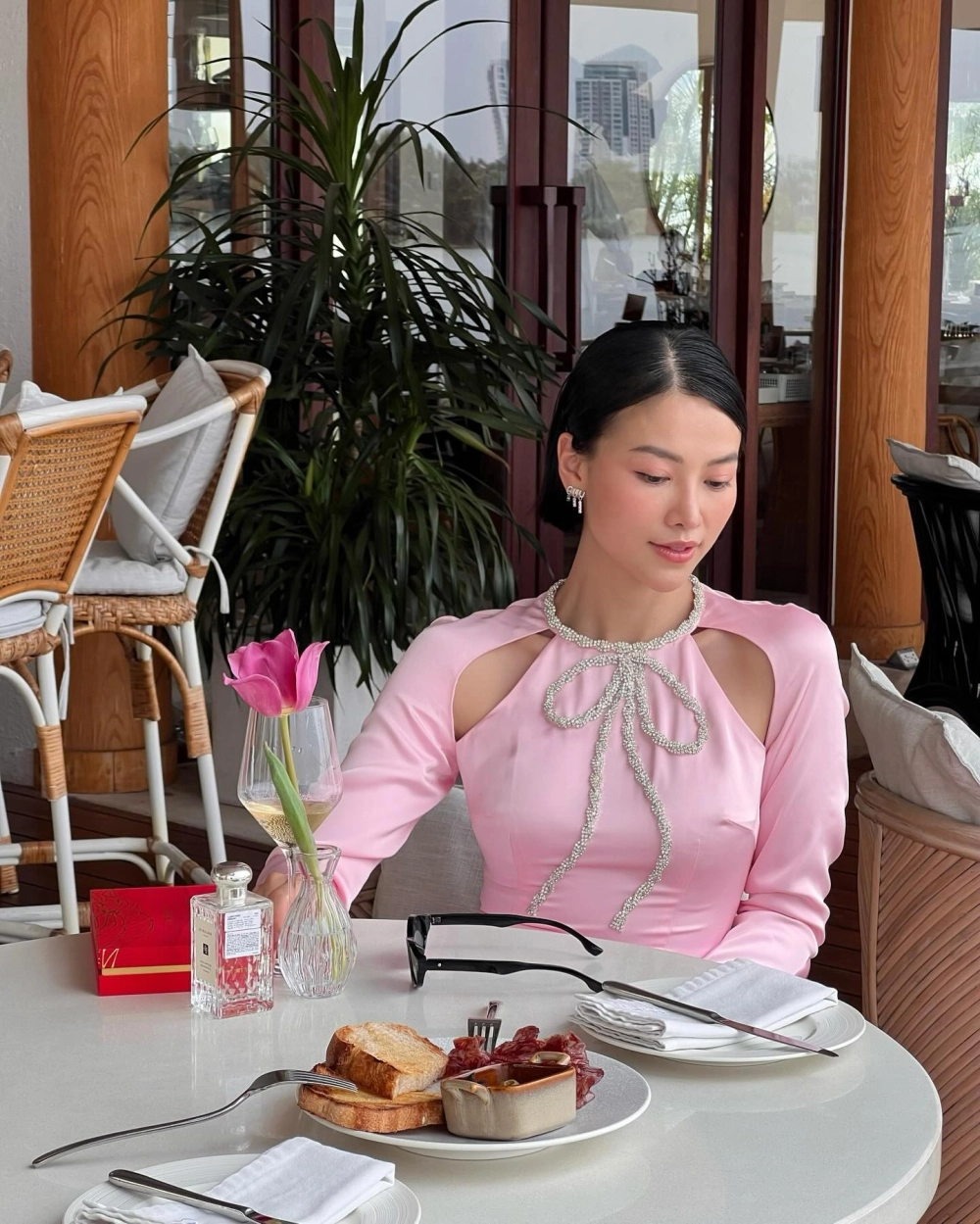 Nhan sắc gây tranh cãi của Hoa Hậu Phương Khánh Phẫu Thuật Thẩm Mỹ