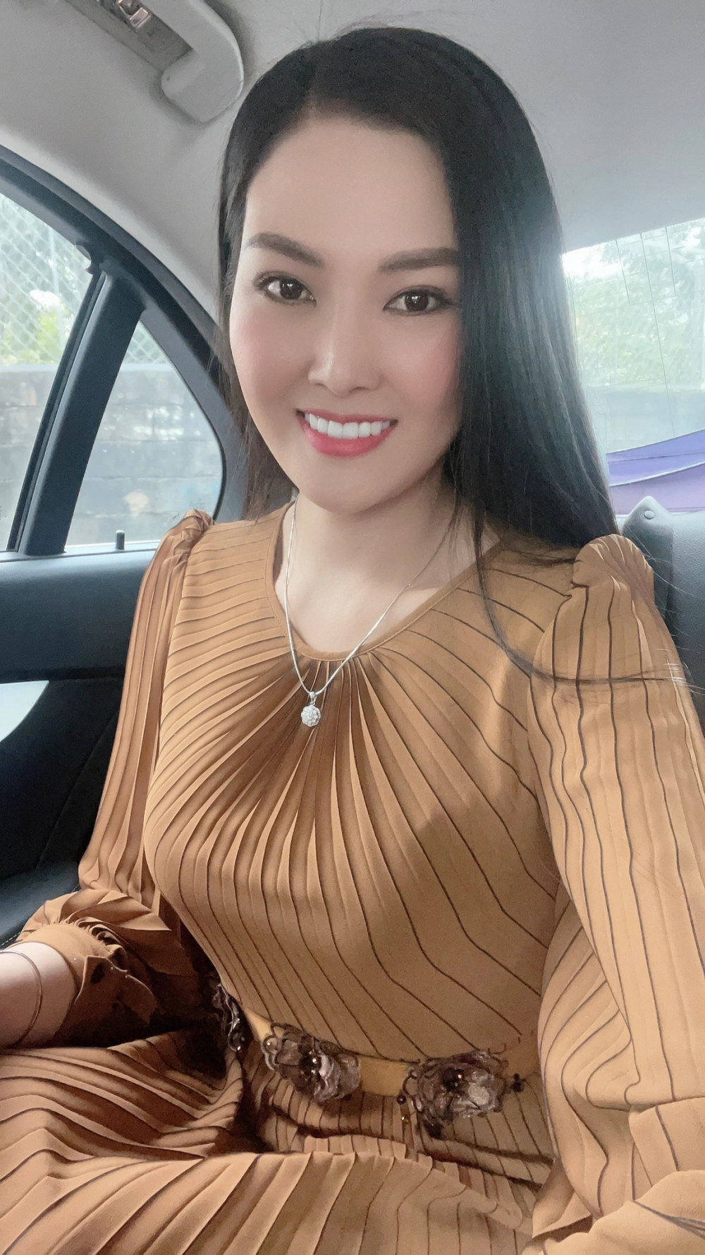 Vẻ đẹp rạng rỡ của Hoa Hậu Kim