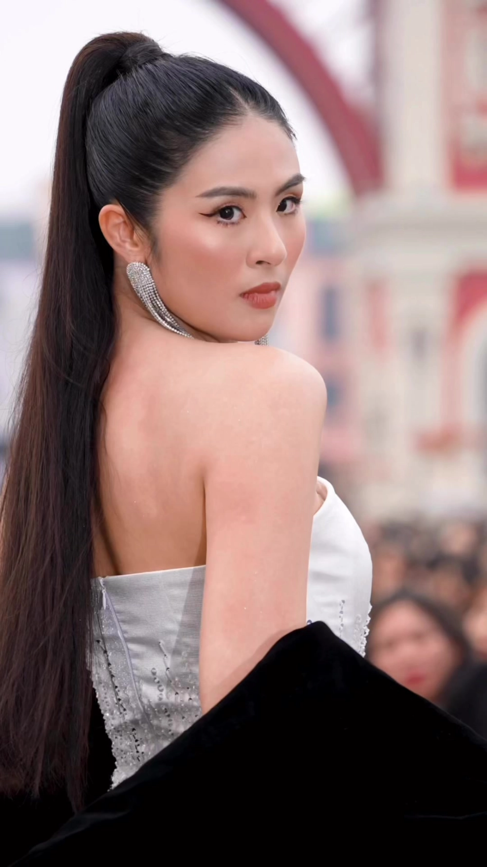 Thần thái kiêu sa của Hoa Hậu Ngọc Han