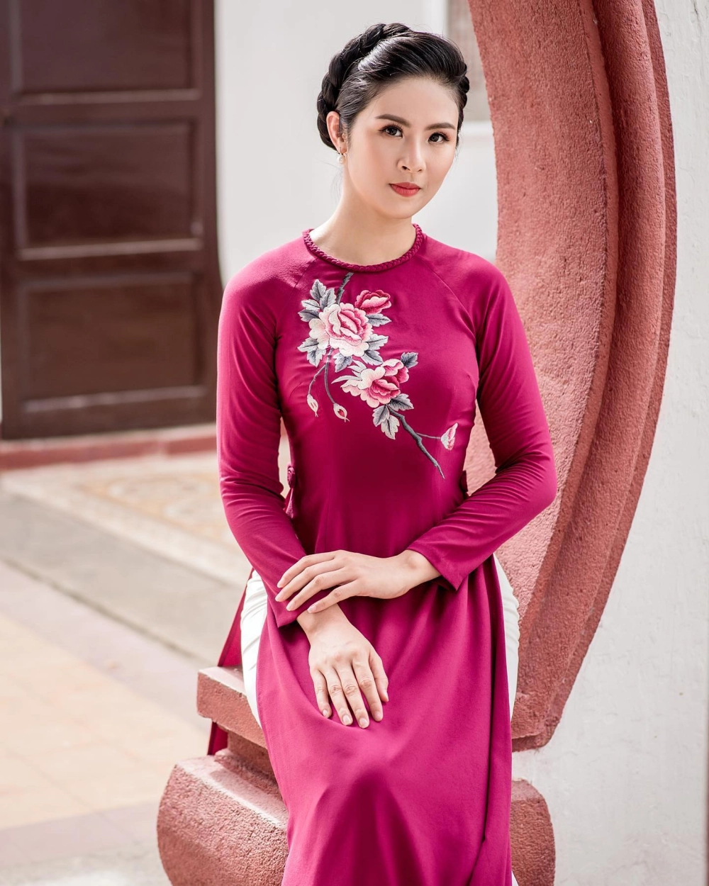 Thiết kế sang trọng trong Áo Dài Hoa Hậu Ngọc Hân
