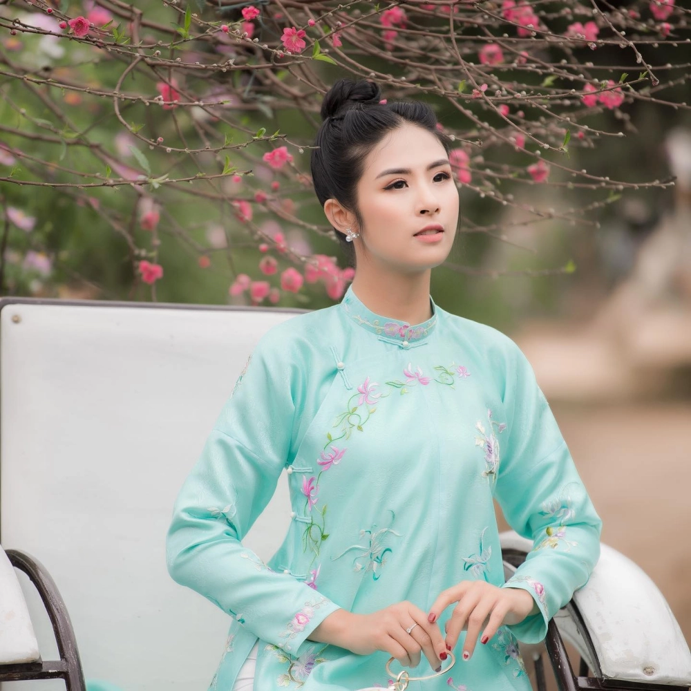 Nhan sắc cuốn hút của Hoa Hậu Ngọc Trinh
