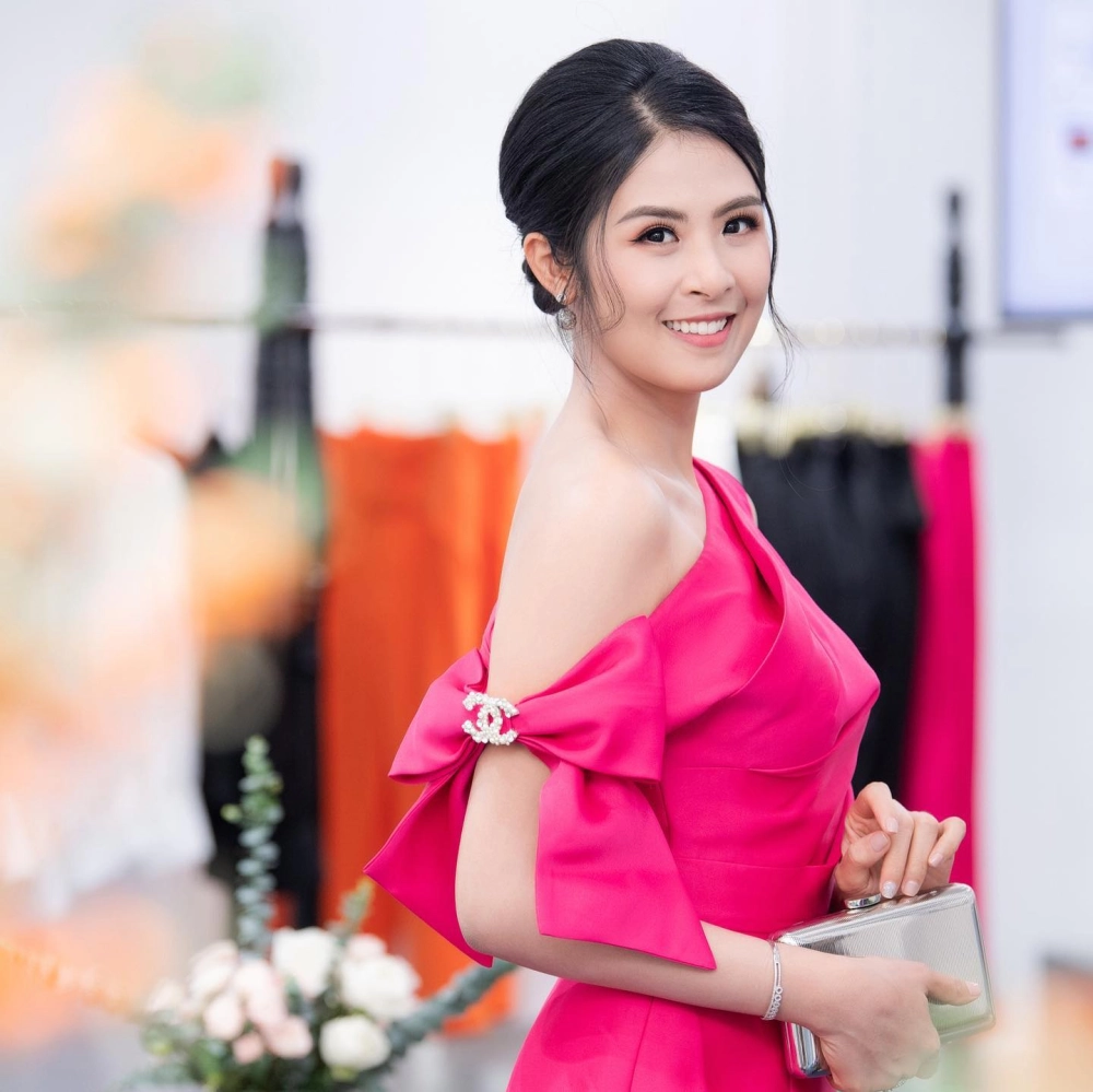Vẻ đẹp duyên dáng của Hoa Hau Ngoc Hân