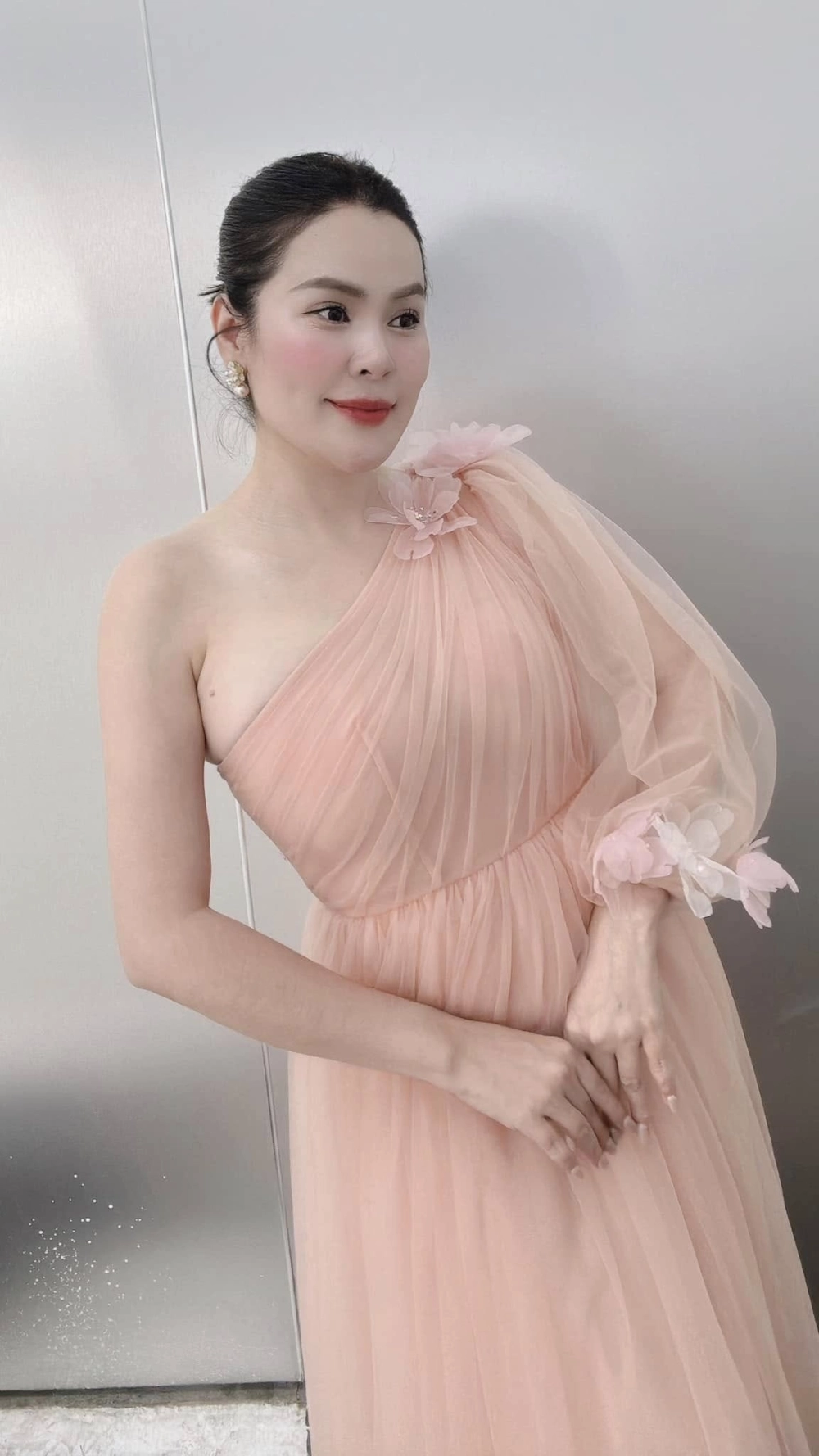 Chi tiết về Hoa hậu Phương Lê hát chế Quốc Ca