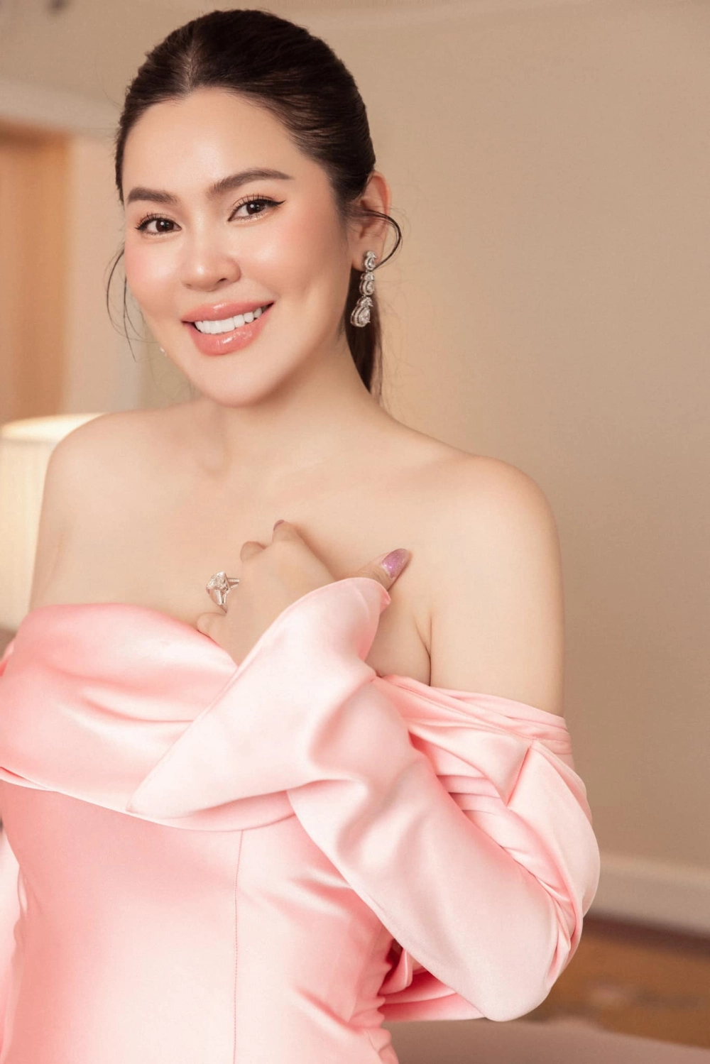 Khoảnh khắc Hoa hậu Phương Lê hát Quốc Ca