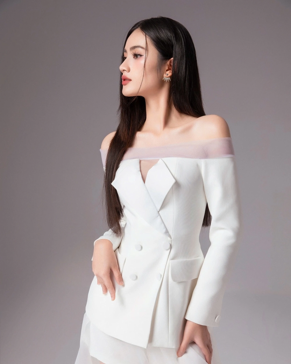 Khoảnh khắc Hoa Hậu Ý Nhi đăng quang