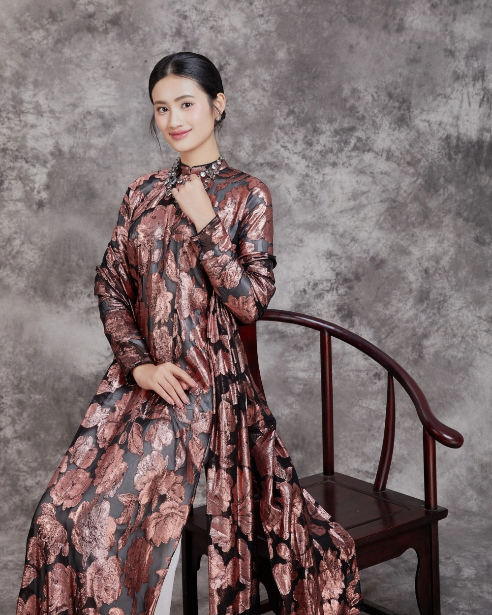 Thông tin về gia cảnh Hoa Hậu Ý Nhi