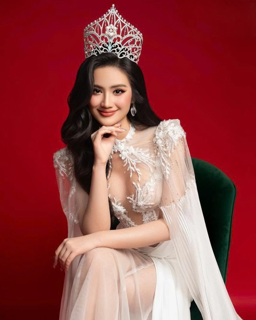 Chiều cao ấn tượng của Hoa Hậu Ý Nhi cao bao nhiêu