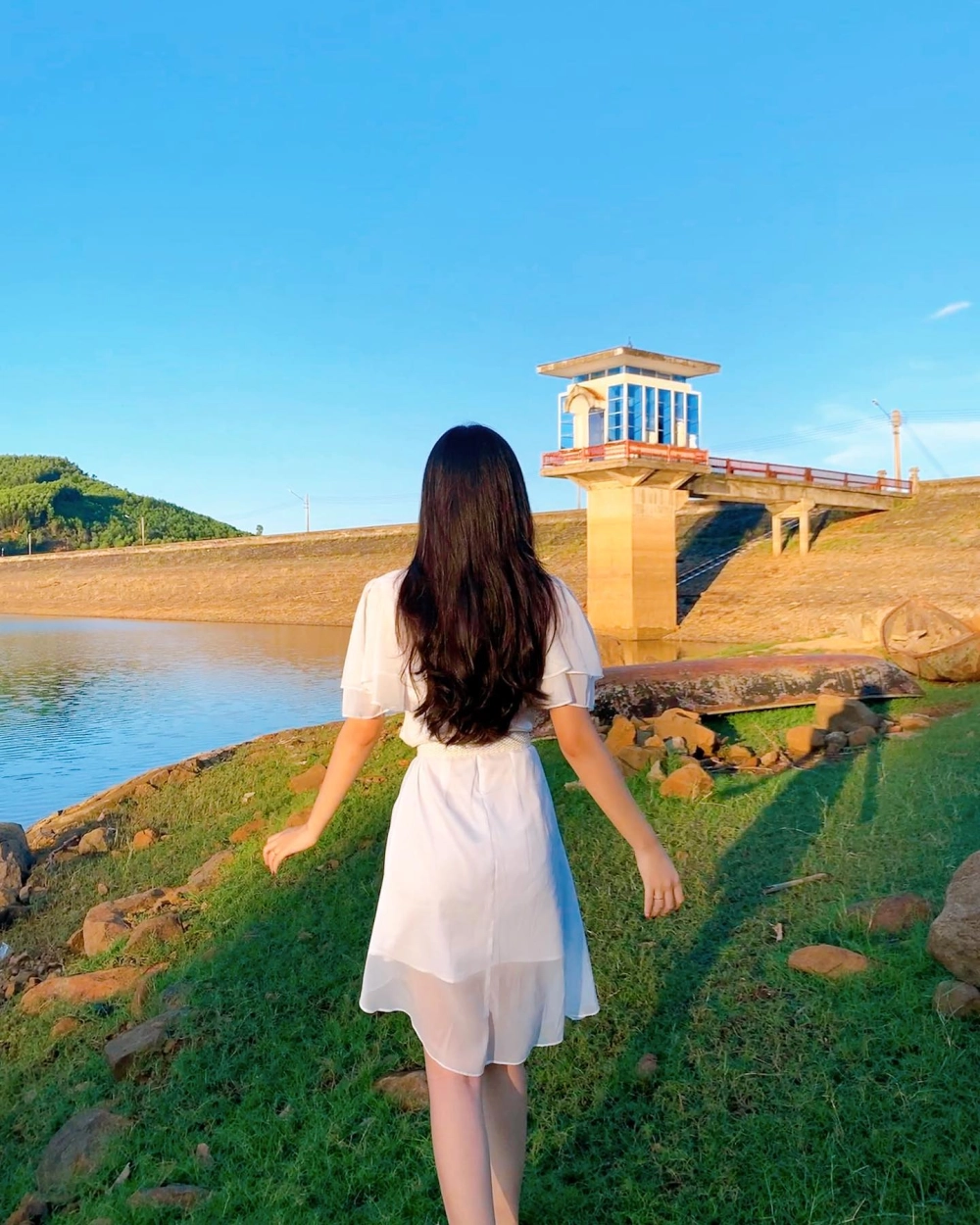 Ý Nhi đã đăng quang là Hoa Hậu gì