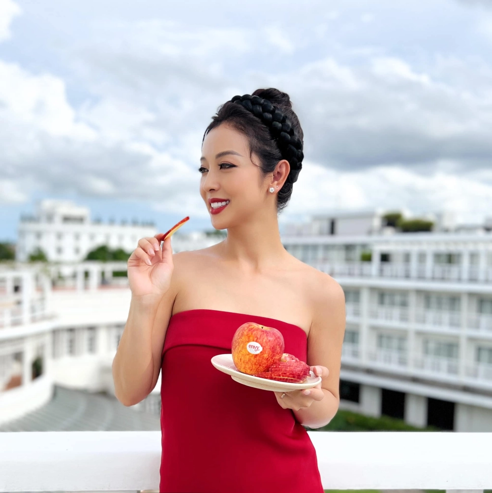 Phạm Jennifer tỏa sáng với nhan sắc cuốn hút và thanh lịch