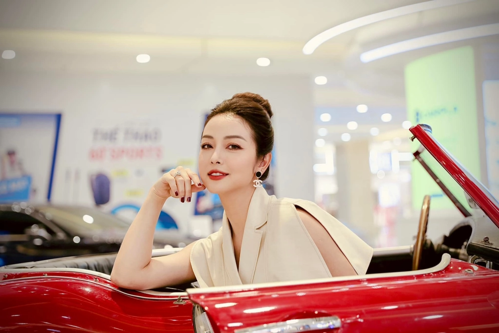 Vẻ đẹp thanh lịch và cuốn hút của Jennifer Nga Phạm