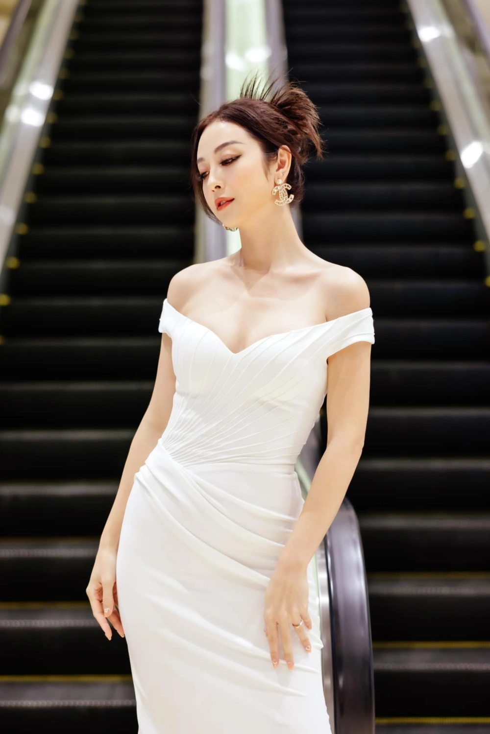 Nhan sắc trẻ trung vượt thời gian của Jennifer Phạm Tuổi