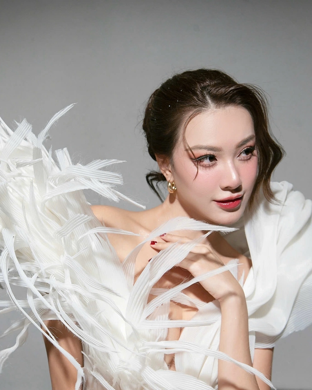 Kim duyên miss universe 2021 tự tin khoe dáng trong trang phục dân tộc Việt Nam