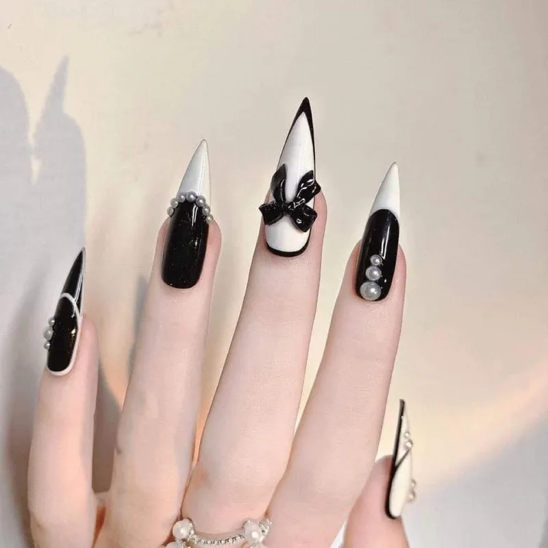 Nail nhọn trắng đen giúp nàng thêm phần cuốn hút