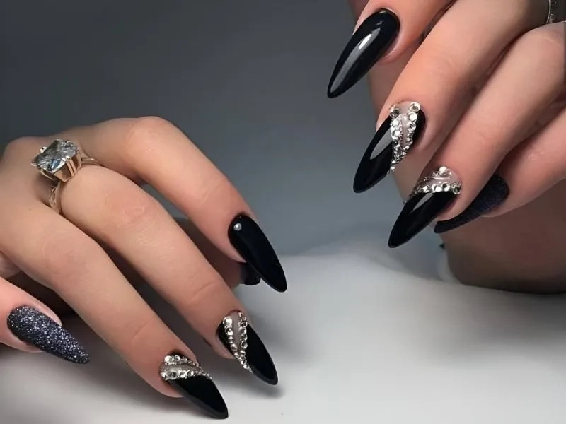 Nail trắng đen nhọn vừa cá tính vừa thanh lịch