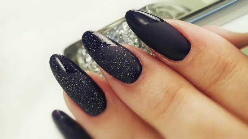 Mẫu móng nhọn màu đen sang trọng nhưng không kém phần cool ngầu
