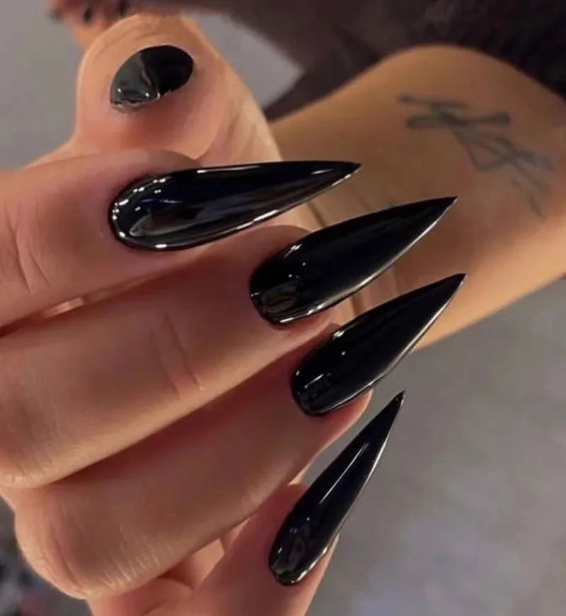 Mẫu nail nhọn đen đang là xu hướng hot nhất hiện nay
