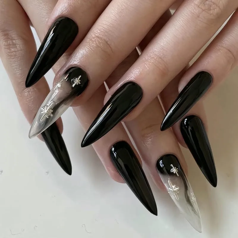 Móng trắng nhọn nhẹ nhàng nhưng vẫn đầy phong cách