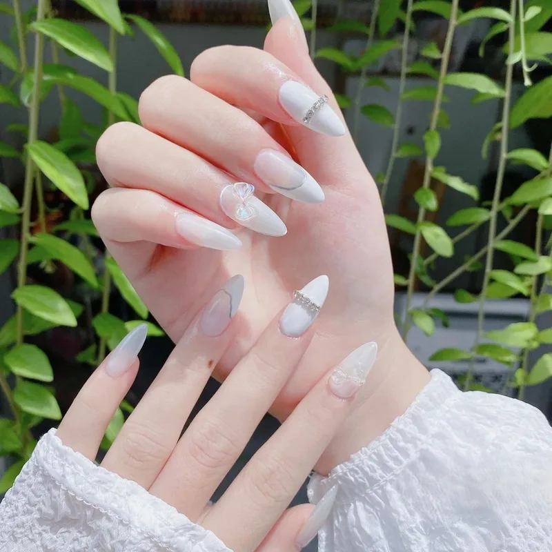 Mẫu nail móng nhọn màu trắng giúp nàng luôn nổi bật