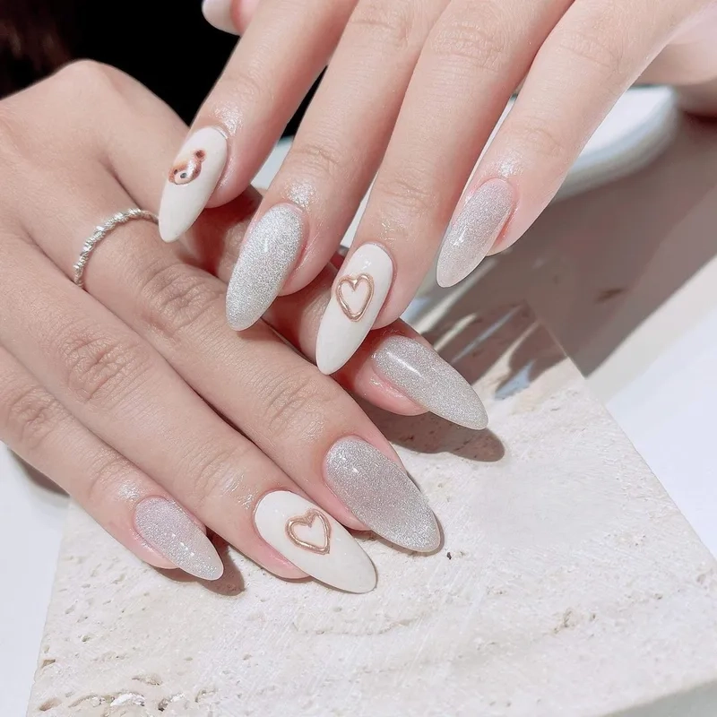 Nail trắng form tròn nhọn giúp đôi tay trông thanh thoát hơn