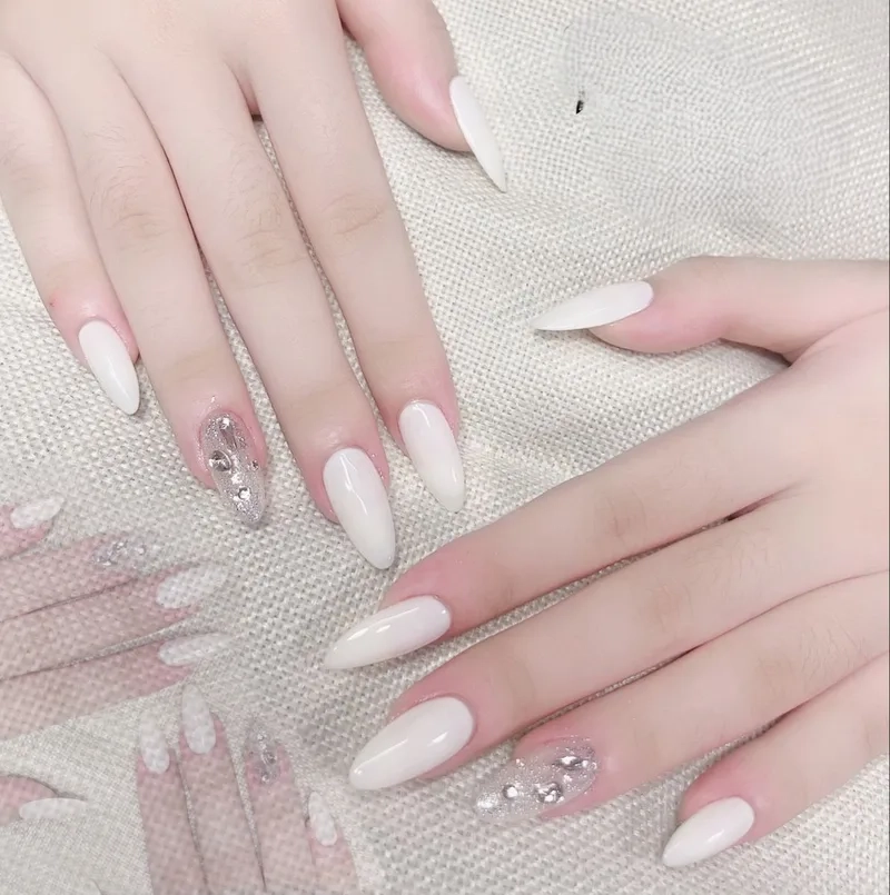 Mẫu nail móng nhọn tròn mang lại vẻ đẹp dịu dàng
