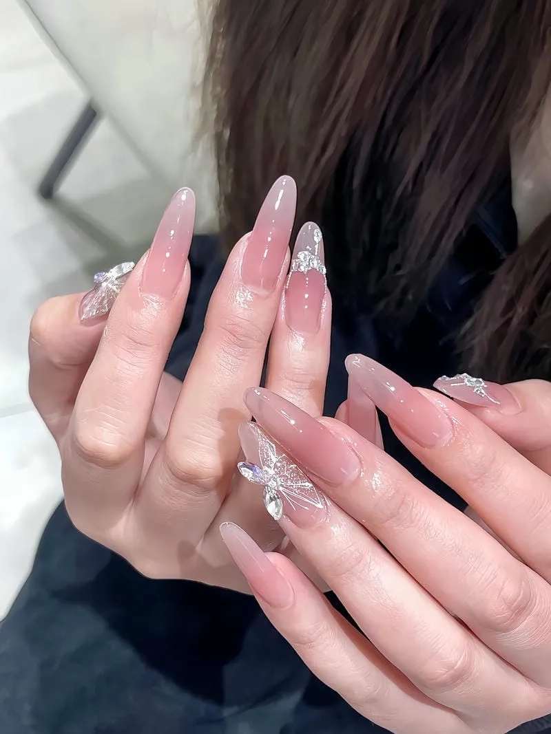 Form móng nhọn giúp đôi tay trông dài và thon hơn
