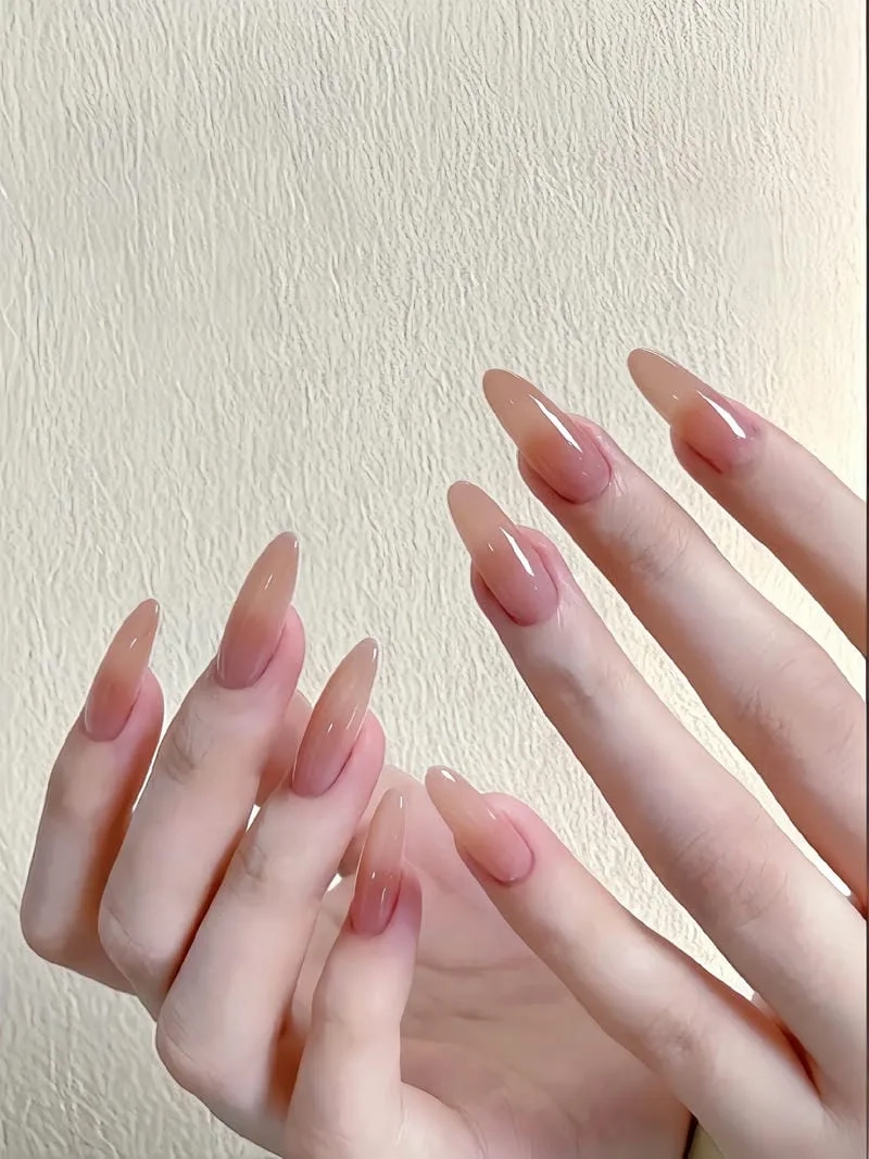Mẫu nail form tròn nhọn mang đến vẻ đẹp mềm mại