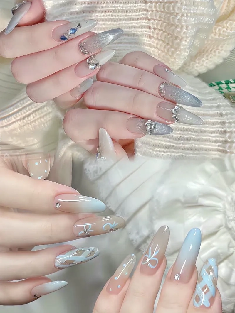 Nail nhọn đính đá cá tính nhưng vẫn đầy nữ tính