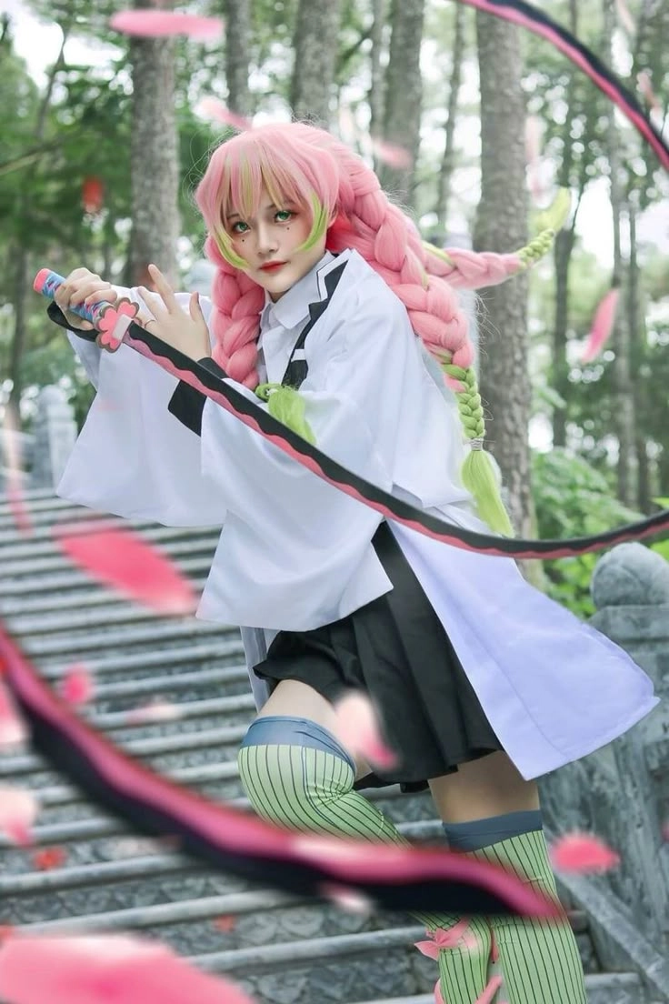Kanroji Mitsuri cosplay tái hiện vẻ đẹp rực rỡ