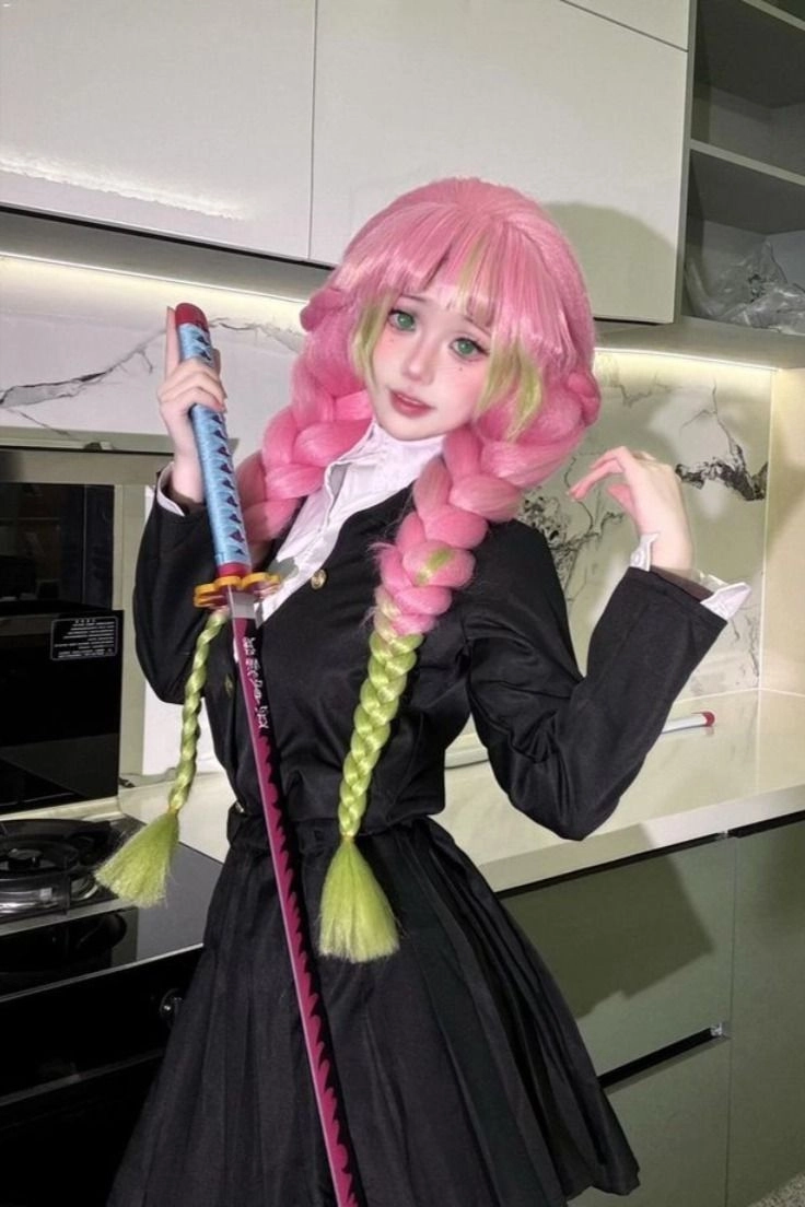 Cosplay Kanroji Mitsuri tái hiện luyến trụ hoàn hảo