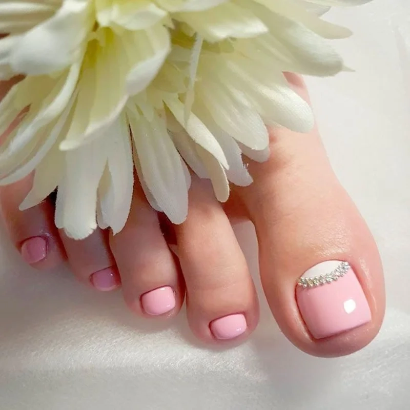Móng chân xinh đính đá mang lại vẻ đẹp lấp lánh