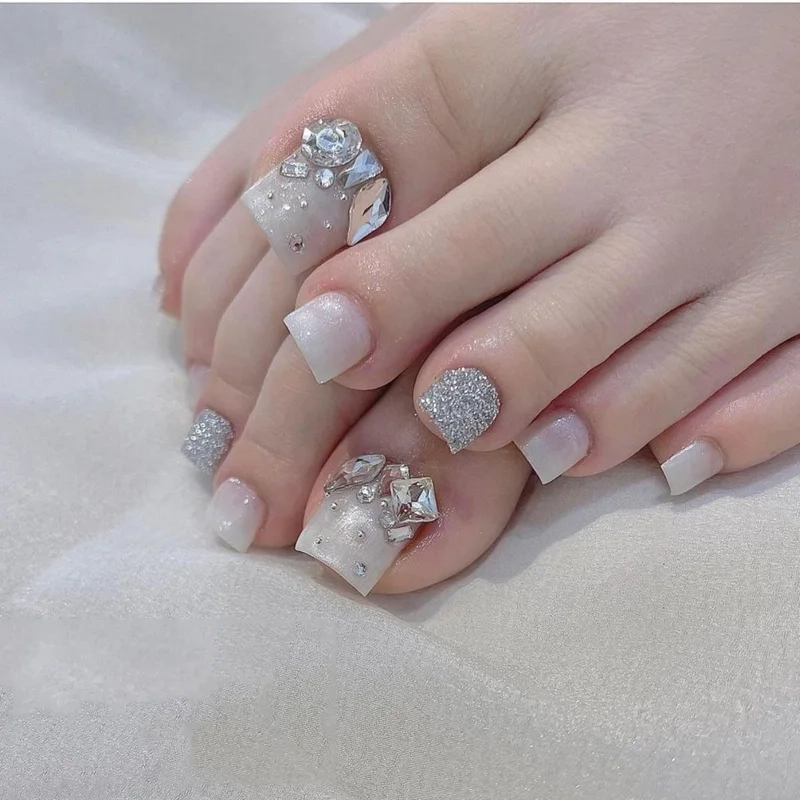 Móng chân đính đá đơn giản mà đẹp phù hợp với mọi phong cách