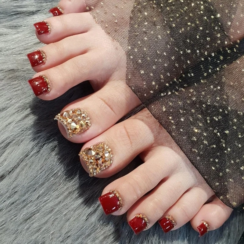 Nail chân màu đỏ đính đá quyến rũ phù hợp với mọi phong cách