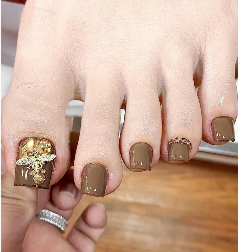 Móng chân đẹp màu nâu phù hợp với nàng yêu thích sự tinh tế