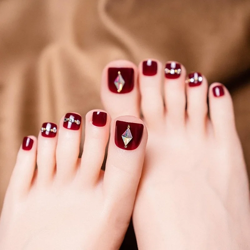 Nail chân màu đỏ rượu sang trọng phù hợp với mọi phong cách