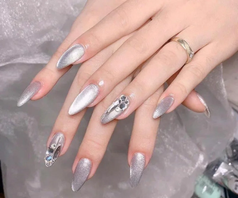 Nail mắt mèo kim cương đính đá giúp đôi tay thêm phần quý phái