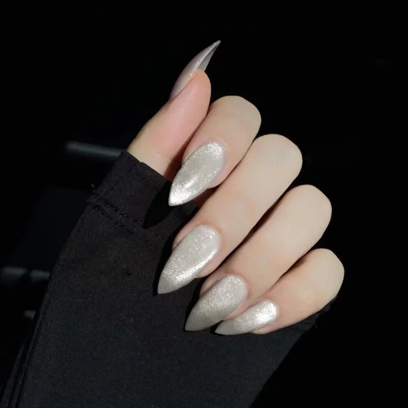Cách sơn gel mắt mèo kim cương giúp nàng có bộ móng hoàn hảo