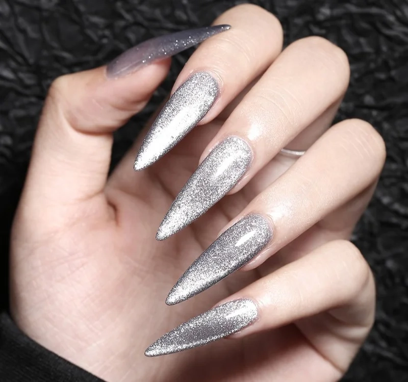 Nail màu trắng mắt mèo nhẹ nhàng phù hợp với mọi phong cách