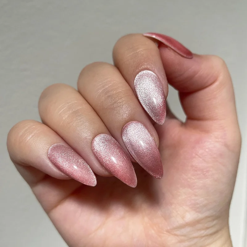 Nail thạch hồng mắt mèo trong suốt mang lại vẻ đẹp tự nhiên