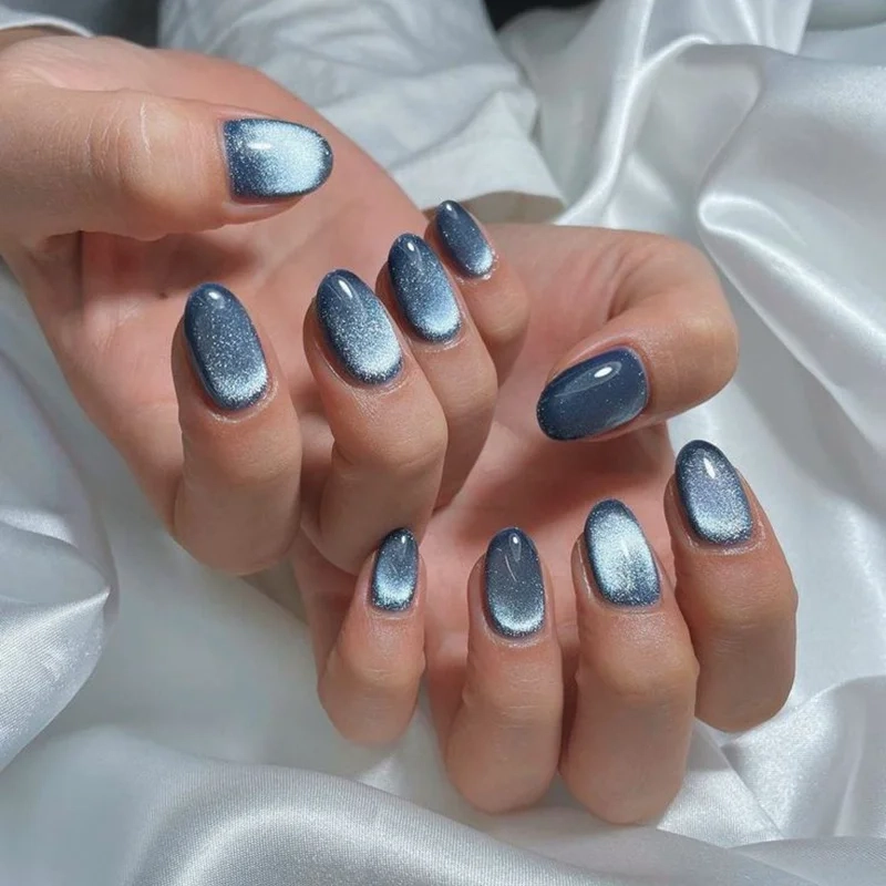Nail mắt mèo xanh mát mẻ giúp nàng nổi bật hơn